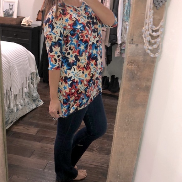 LulaRoe medium star print Irma Top - Picture 2 of 4